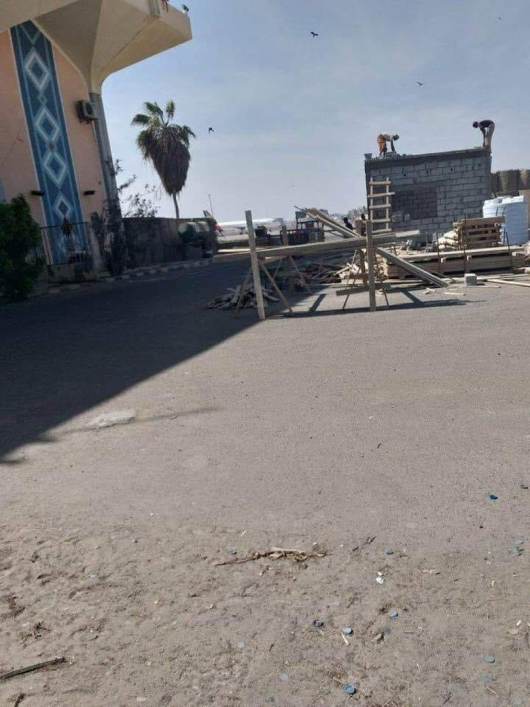 قوات التحالف تستحدف غرفة تفتيش خاصة بها للأمتعة في مطار عدن المشهد قوات التحالف تستحدف غرفة تفتيش خاصة بها للأمتعة في مطار عدن المشهد